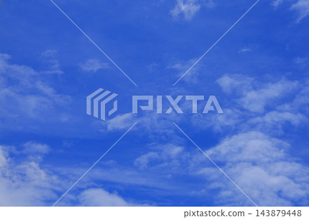 漂浮在藍天上的雲彩 漂浮在藍天上的雲彩 143879448