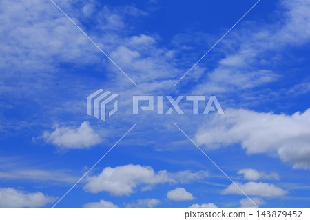 漂浮在藍天上的雲彩 143879452