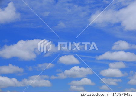 漂浮在藍天上的雲彩 漂浮在藍天上的雲彩 143879453