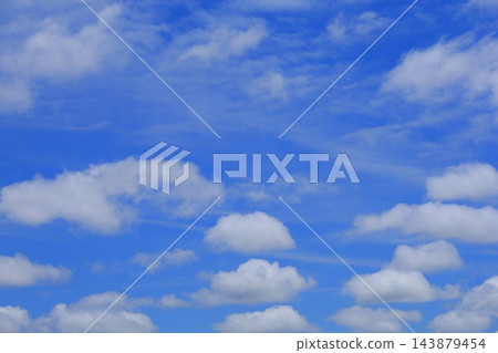 漂浮在藍天上的雲彩 漂浮在藍天上的雲彩 143879454