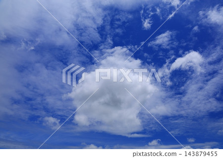 漂浮在藍天上的雲彩 143879455