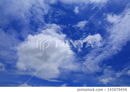 漂浮在藍天上的雲彩 漂浮在藍天上的雲彩 143879456