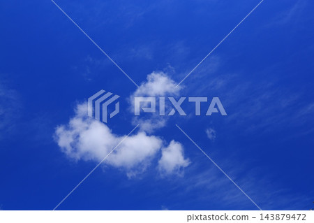 漂浮在藍天上的雲彩 漂浮在藍天上的雲彩 143879472