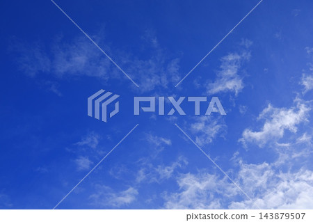 漂浮在藍天上的雲彩 漂浮在藍天上的雲彩 143879507
