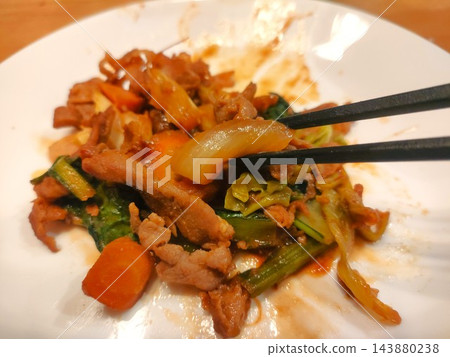 用筷子夾起炒肉和蔬菜 143880238