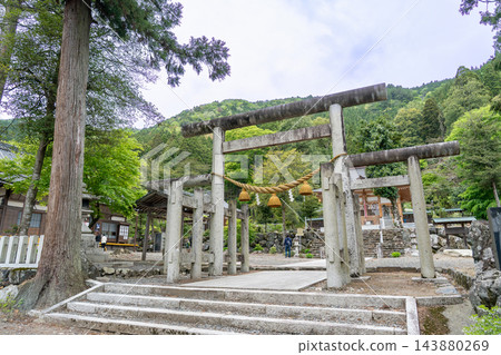 滋賀縣長濱市,春天的伊賀神社入口處的石鳥居和神社庭院 滋賀縣長濱市,春天的伊賀神社入口處的石鳥居和神社庭院 143880269