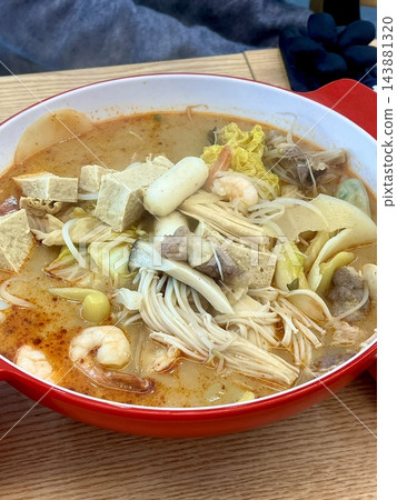 Malatang, a flavorful Chinese street food featuring a spicy and numbing Sichuan broth filled with customizable ingredients like meat, seafood, vegetables, and tofu. A warm and bold culinary experience 143881320