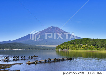 【山梨縣】從山中湖平野海灘眺望富士山的夏日景色 143881669