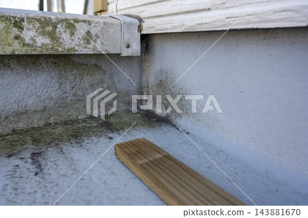 採取防漏措施前,平屋頂防水層和立管已劣化。 採取防漏措施前,平屋頂防水層和立管已劣化。 143881670
