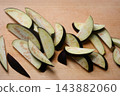 茄子在砧板上切好 143882060