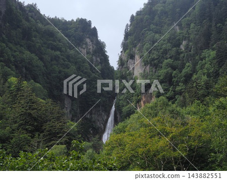 層雲峽流星瀑布,四周綠樹環繞 層雲峽流星瀑布,四周綠樹環繞 143882551