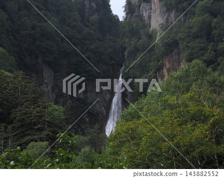 層雲峽流星瀑布，四周綠樹環繞 143882552