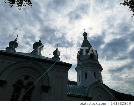 傳統教堂厚重的木製大門和裝飾配件 傳統教堂厚重的木製大門和裝飾配件 143882869