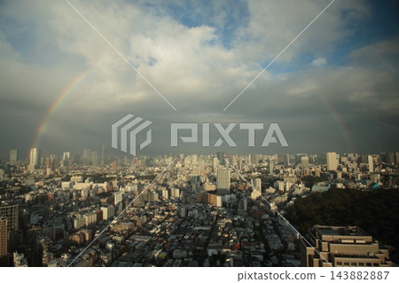 城市景觀上空的彩虹 城市景觀上空的彩虹 143882887