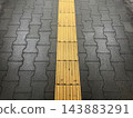 黃色觸覺鋪路磚和鋪設路面 143883291