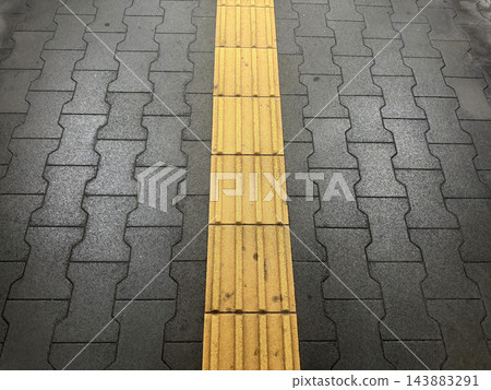 黃色觸覺鋪路磚和鋪設路面 黃色觸覺鋪路磚和鋪設路面 143883291