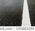 瀝青路面，上面畫著白色標線 143883294