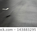 黑色鋪砌路面，白色車道線 143883295