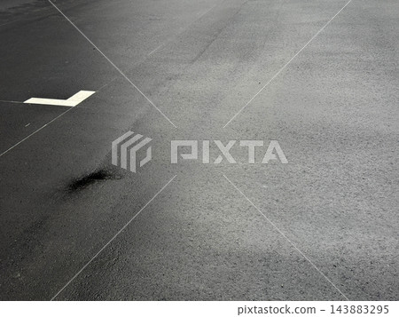 黑色鋪砌路面,白色車道線 黑色鋪砌路面,白色車道線 143883295