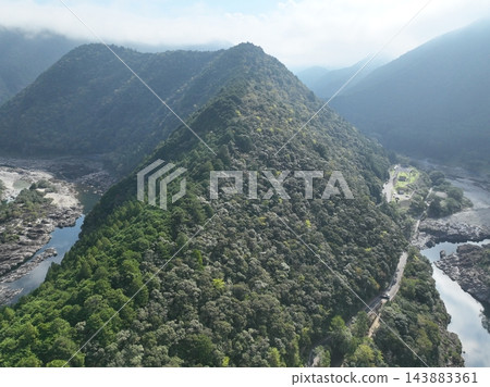 秋日清晨，從空中俯瞰上太郎和北山川蜿蜒的地形。 143883361