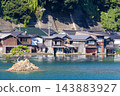 從京都北部丹後半島伊根町眺望船屋。 143883927
