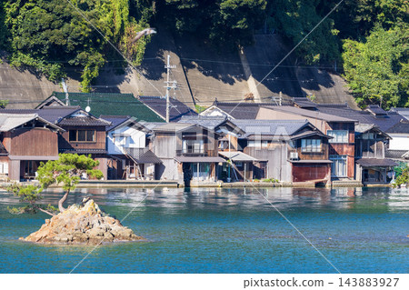 從京都北部丹後半島伊根町眺望船屋。 143883927