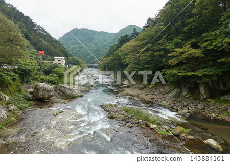 栃木縣那須鹽原市福東市鹽原溪谷栃木川。俯瞰山谷。 栃木縣那須鹽原市福東市鹽原溪谷栃木川。俯瞰山谷。 143884101