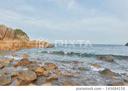 海浪拍打著熊本縣天草市天草海西海岸的卵石灘。 海浪拍打著熊本縣天草市天草海西海岸的卵石灘。 143884158