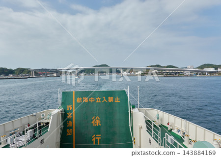 從熊本縣天草市牛深町三和渡輪眺望的港口小鎮牛深海屋橋 從熊本縣天草市牛深町三和渡輪眺望的港口小鎮牛深海屋橋 143884169