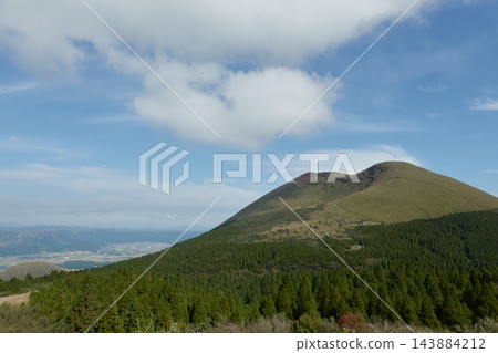 從熊本縣阿蘇市草千里濱附近看到的阿蘇山脈，包括木島山和杉樹林。 143884212