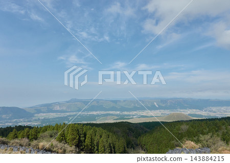 從熊本縣阿蘇市草千里濱附近眺望阿蘇穀的稻丘和稻田,以及火山口外緣。 從熊本縣阿蘇市草千里濱附近眺望阿蘇穀的稻丘和稻田,以及火山口外緣。 143884215