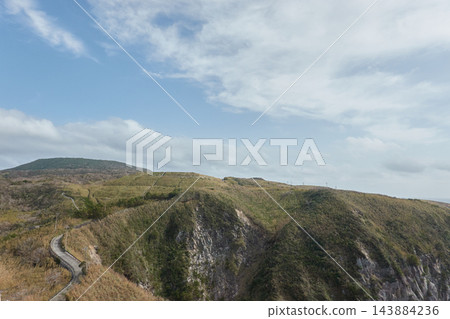 東京伊豆群島神津島根場附近的草原丘陵和懸崖 143884236