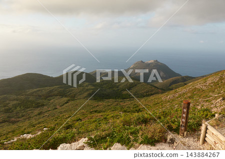 從白島登山道九合目(位於東京都小津島縣小津島市天上岳)可眺望神戶山和大海。 從白島登山道九合目(位於東京都小津島縣小津島市天上岳)可眺望神戶山和大海。 143884267