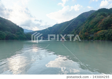 奧多摩湖和麥山橋:秋日裡群山環繞的湖泊。東京都奧多摩町。 奧多摩湖和麥山橋:秋日裡群山環繞的湖泊。東京都奧多摩町。 143884293