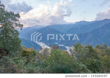 從東京奧多摩町月讀第一停車場看到的奧多摩湖和周圍山脈。 143884297