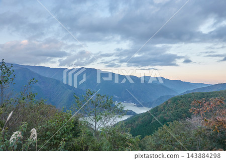 從東京奧多摩町月讀第一停車場看到的奧多摩湖和小河內水壩 從東京奧多摩町月讀第一停車場看到的奧多摩湖和小河內水壩 143884298