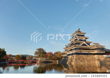 松本城、本樓、賞月樓、梅橋、內護城河、水鏡,長野縣松本市 松本城、本樓、賞月樓、梅橋、內護城河、水鏡,長野縣松本市 143884301