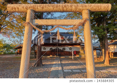 松本神社、鳥居、注連繩、參拜殿、秋葉、日落、長野縣松本市 松本神社、鳥居、注連繩、參拜殿、秋葉、日落、長野縣松本市 143884305