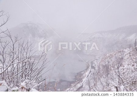 大湯沼溫泉,雪景籠罩,溫泉水汽裊裊升起,位於北海道登別市登別溫泉日及山。 大湯沼溫泉,雪景籠罩,溫泉水汽裊裊升起,位於北海道登別市登別溫泉日及山。 143884335