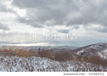 從有珠山眺望浮華灣:波光粼粼的大海和白雪皚皚的山峰。北海道壯別町。 從有珠山眺望浮華灣:波光粼粼的大海和白雪皚皚的山峰。北海道壯別町。 143884352