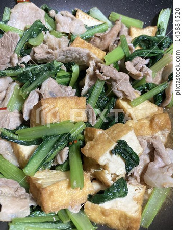 平底鍋中翻炒豬肉、炸豆腐和小松菜（日本芥菜）。 143884520