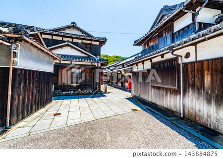 [Important Preservation District for Groups of Traditional Buildings] Kasashima: Scenery of Macho Street in early summer 1, Honjima, Marugame City, Kagawa Prefecture 143884875