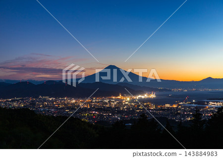 從日本平眺望富士山的黎明景色 從日本平眺望富士山的黎明景色 143884983