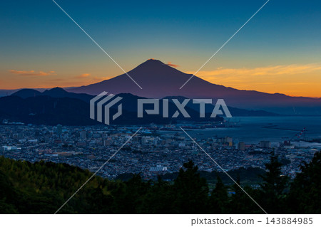 從日本平眺望富士山的黎明景色 從日本平眺望富士山的黎明景色 143884985