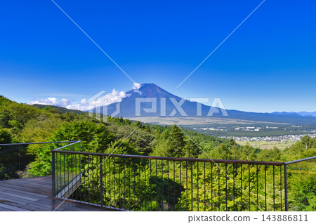【山梨縣】從二重曲峠眺望富士山的夏日景色 【山梨縣】從二重曲峠眺望富士山的夏日景色 143886811