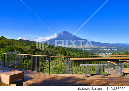 【山梨縣】從二重曲峠眺望富士山的夏日景色 【山梨縣】從二重曲峠眺望富士山的夏日景色 143887031