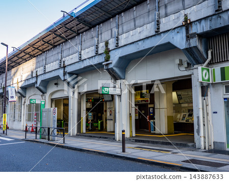 JR東日本兩國站:東出口的站名與外觀。 JR東日本兩國站:東出口的站名與外觀。 143887633