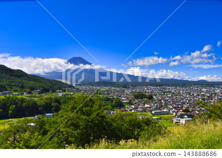 【山梨縣】從瀨戶山展望台眺望富士山的夏日景色 【山梨縣】從瀨戶山展望台眺望富士山的夏日景色 143888686