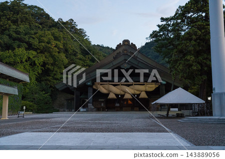 清晨的出雲大社神樂殿 清晨的出雲大社神樂殿 143889056