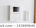 安裝在貼有白色壁紙的牆上的視訊對講機 143889646